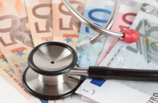 Stethoskop auf Geldscheinen