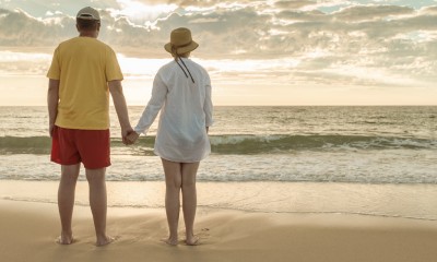 Rentner Ehepaar am Strand